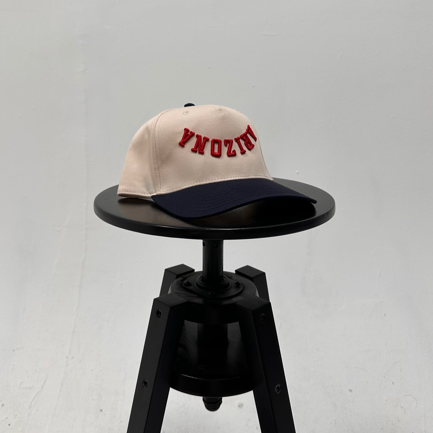 The Arizona Hat - Natural/Navy/Red